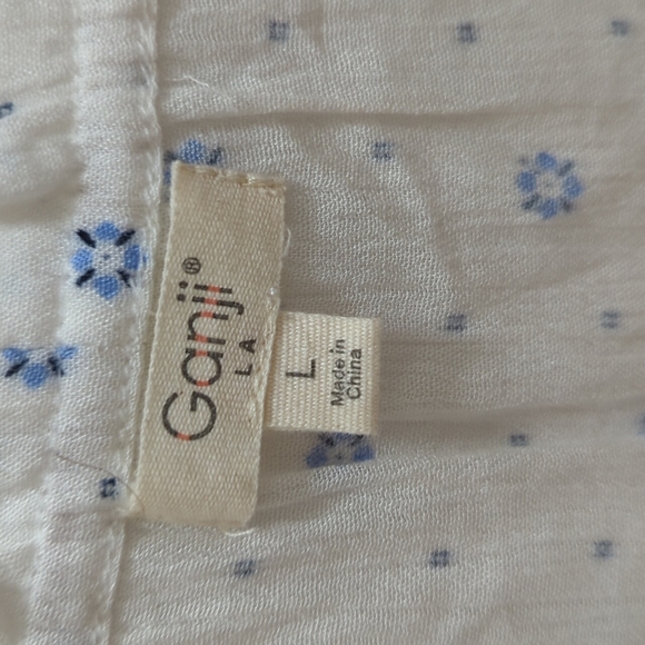 Cold shoulder blouse. Cream with blue floral design - Picture 2 of 7